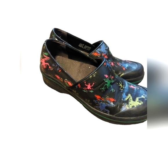 Dansko Vegan Volley Clogs Womens Size 38 US 7 Frog Prints Nursing Shoes - Picture 1 of 9